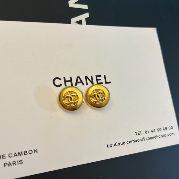 SOLD đź’” AUTHENTIC!! Lot Of 5 Chanel Vintage CC Buttons Gold 1990s - Picture 2 of 9
